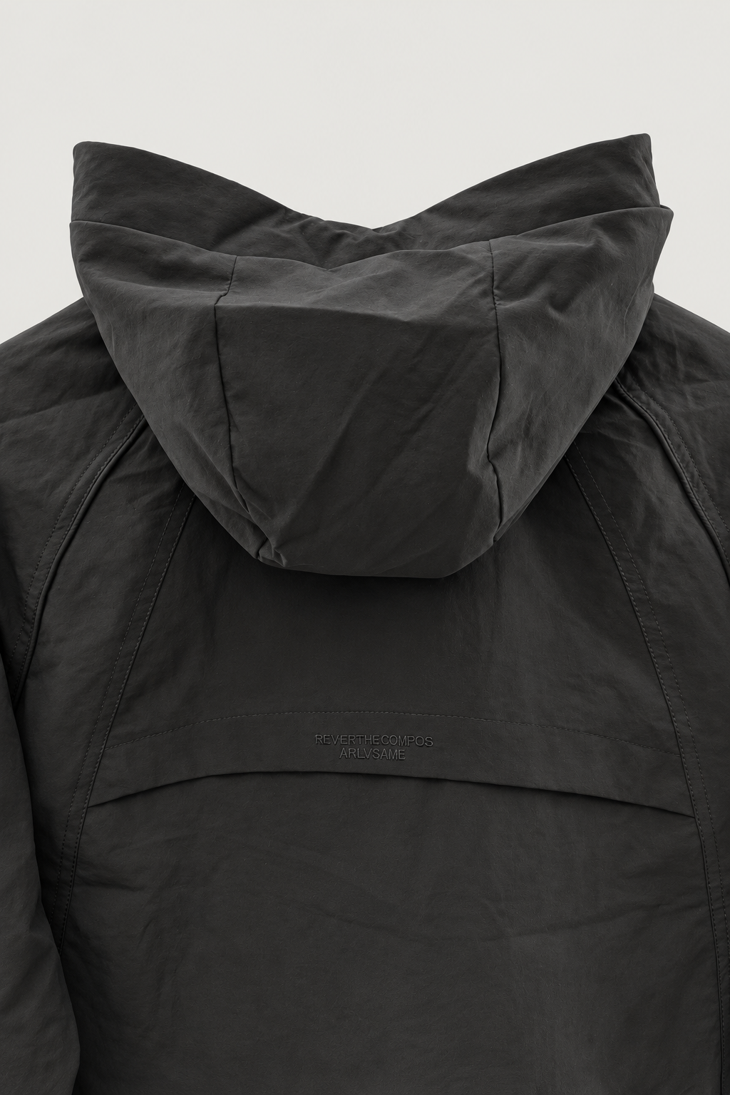Veste à capuche à découpes