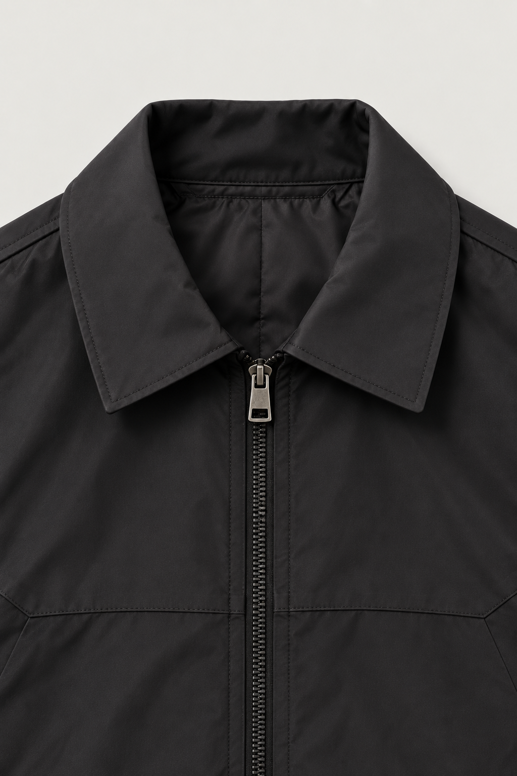 Blouson zippé col chemise noir – détail du col