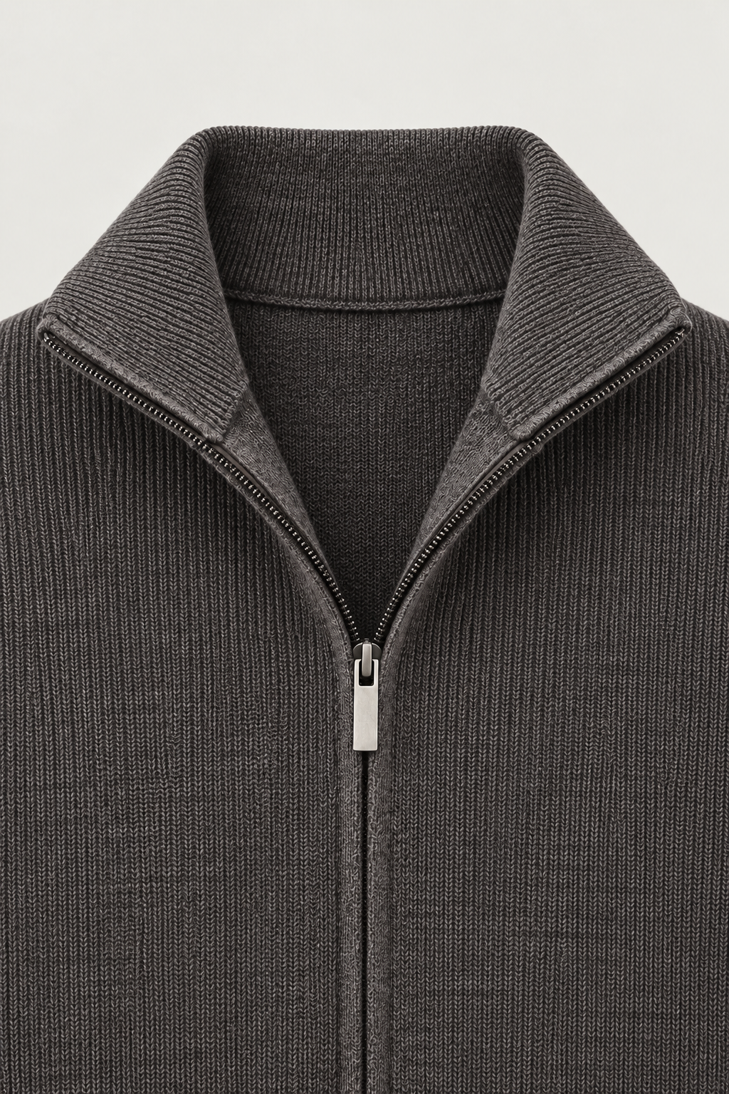 Cardigan zippé col montant anthracite, détail du col et du zip