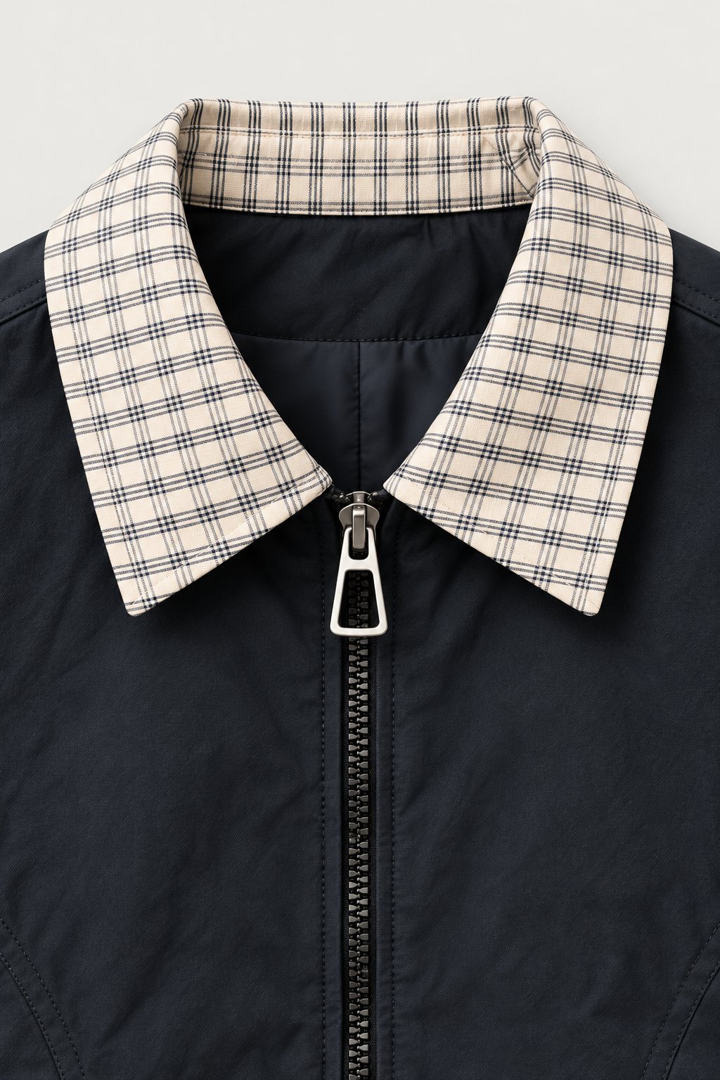 Blouson zippé col à carreaux – détail du col et du zip