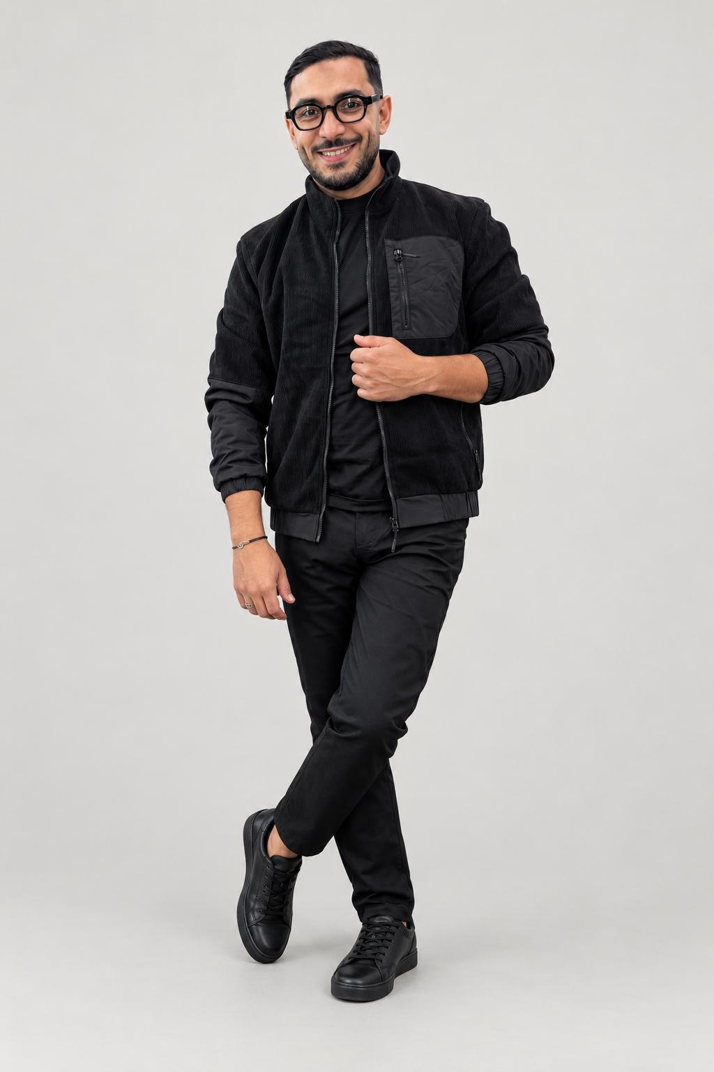 Veste zippée en velours côtelé noir portée – silhouette