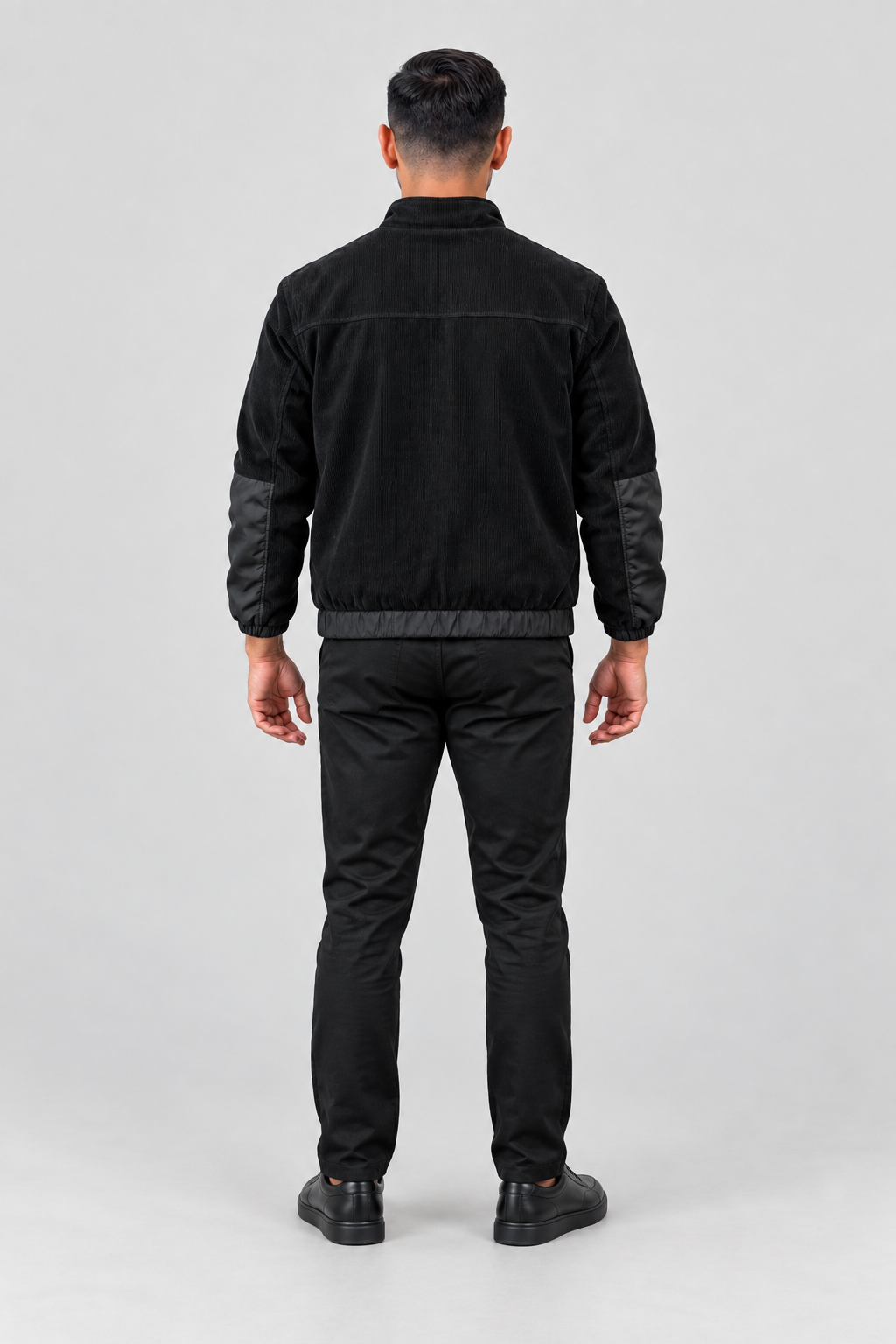 Veste zippée en velours côtelé noir portée – dos