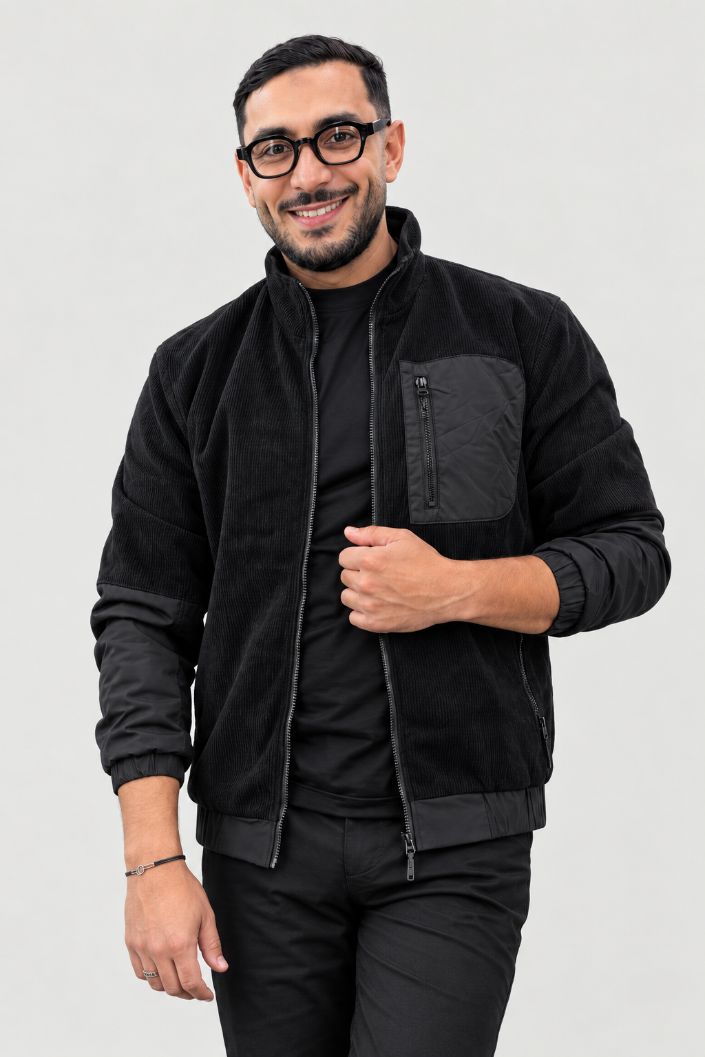 Veste zippée en velours côtelé noir portée – de près