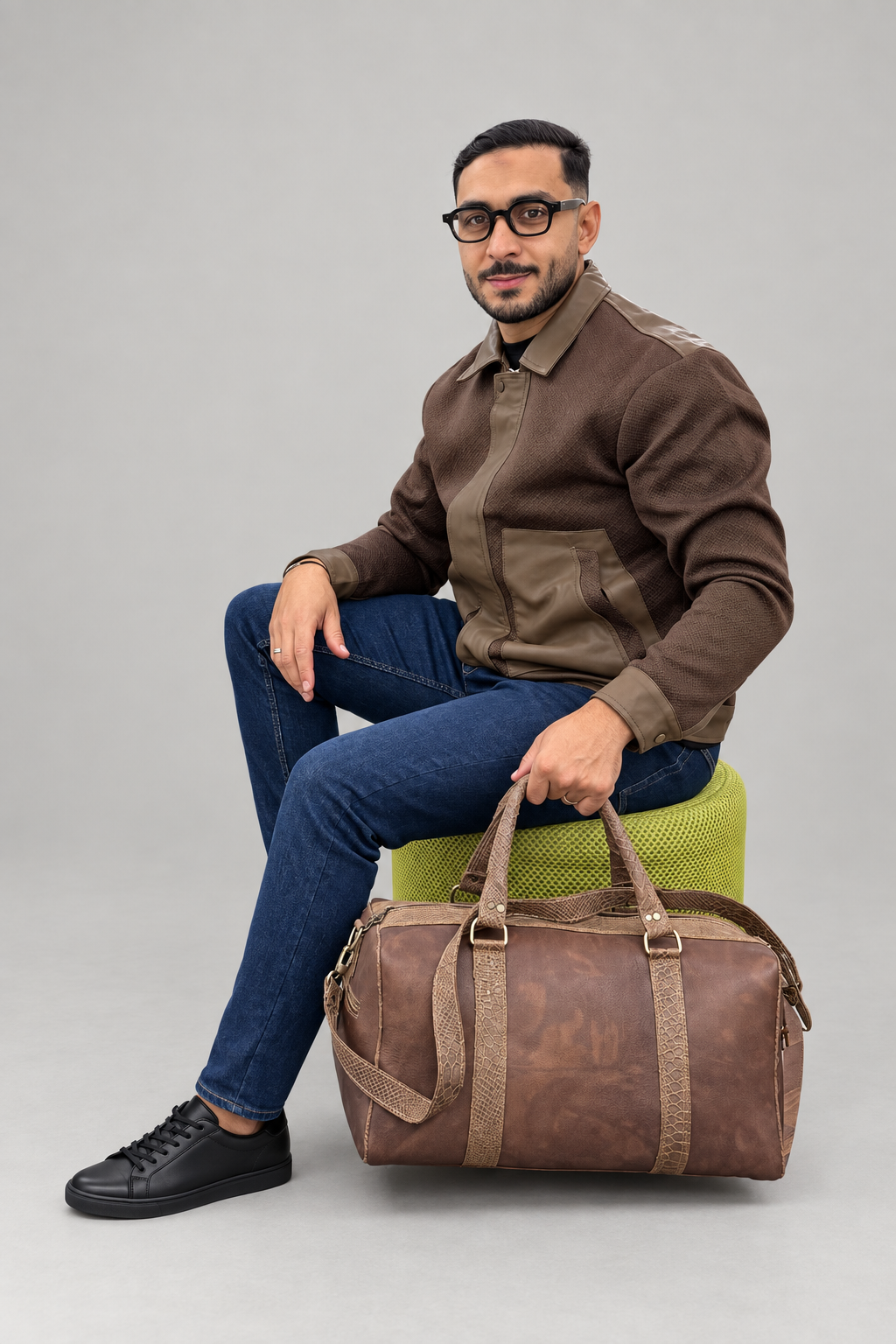Veste bi-matière effet cuir marron portée – de face