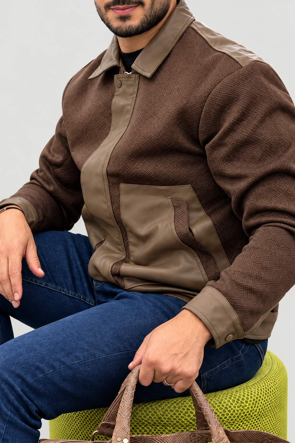 Veste bi-matière effet cuir marron portée – de près