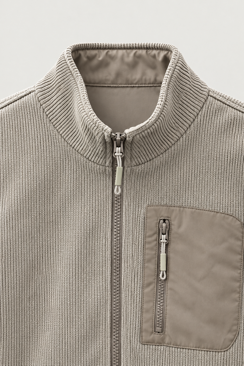 Veste zippée en velours côtelé gris clair – détail du col