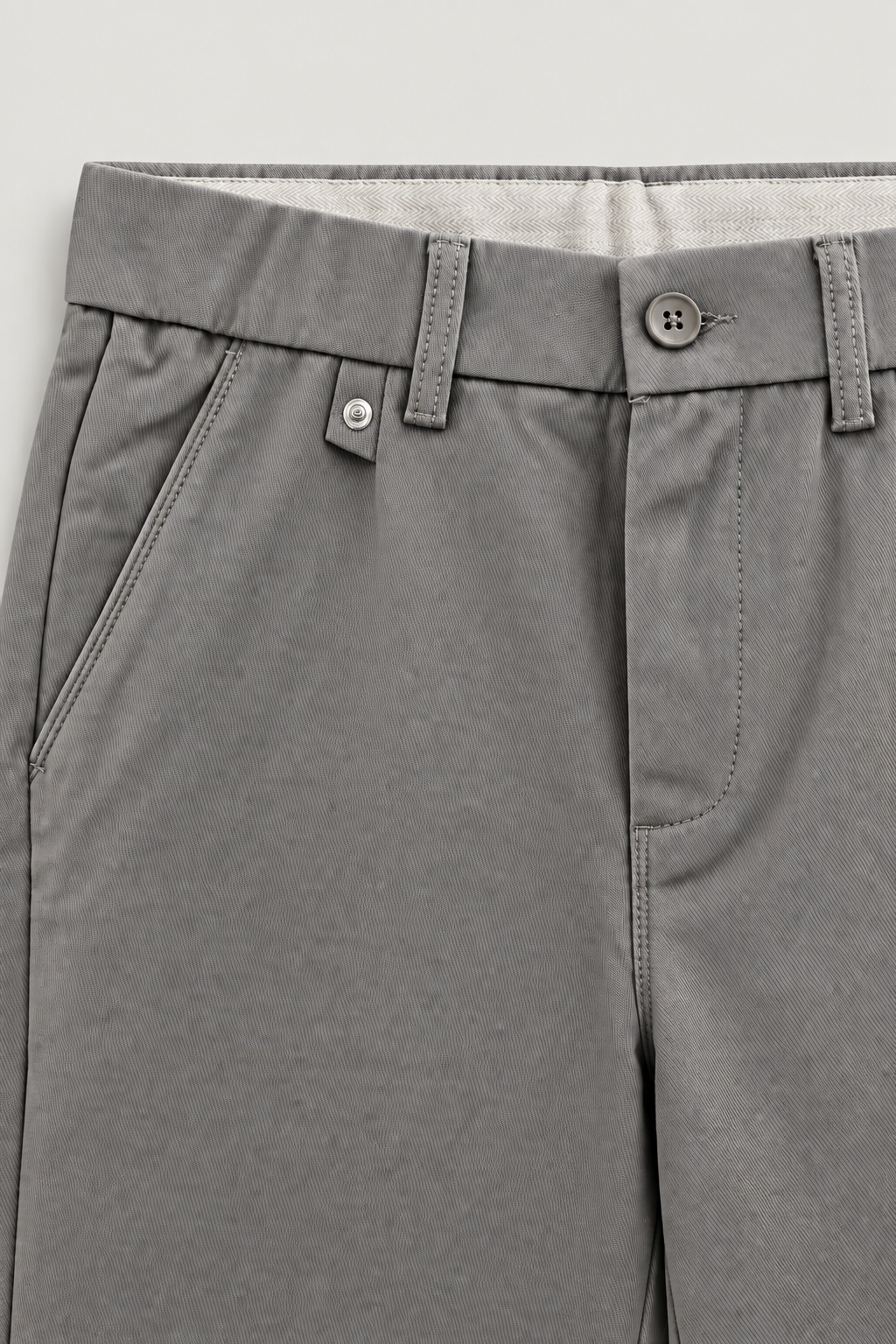 Chino à pinces dos élastiqué gris, détail de la taille et du pli