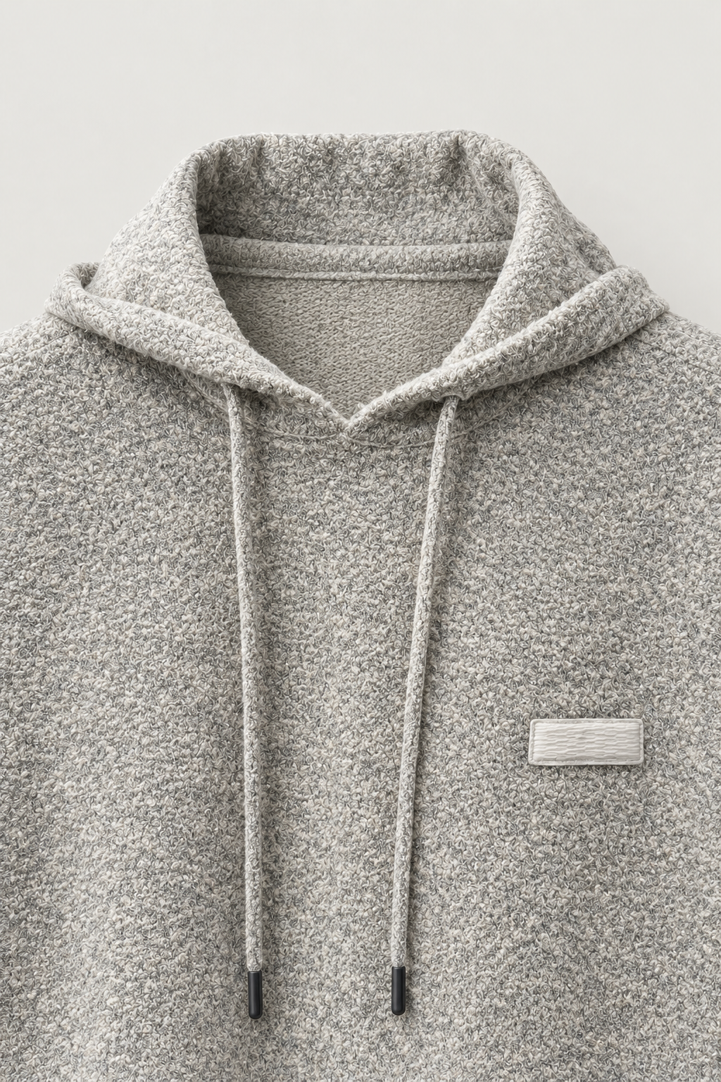 Sweat à capuche en maille texturée gris chiné, détail de la capuche