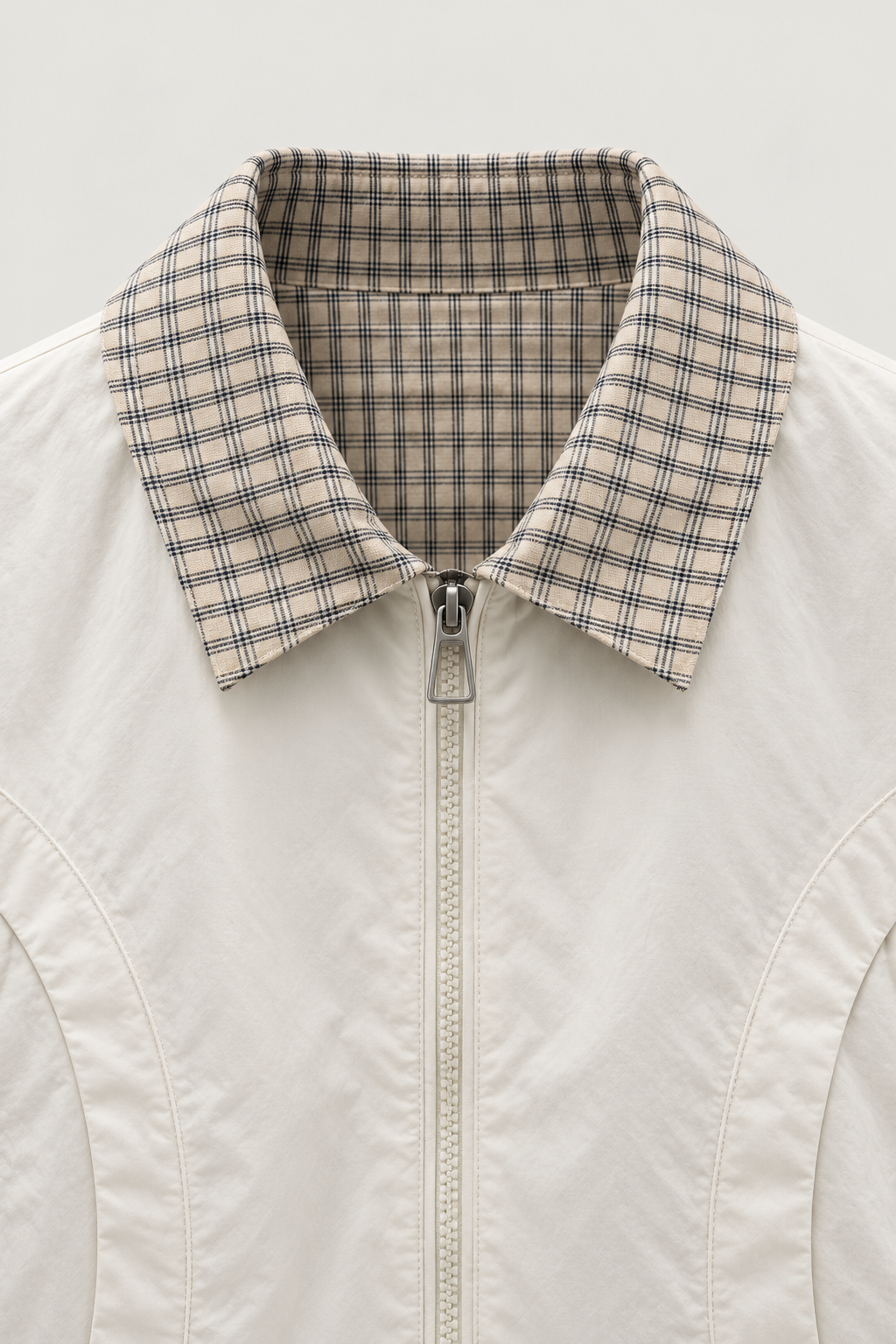 Blouson zippé col à carreaux blanc cassé – détail du col