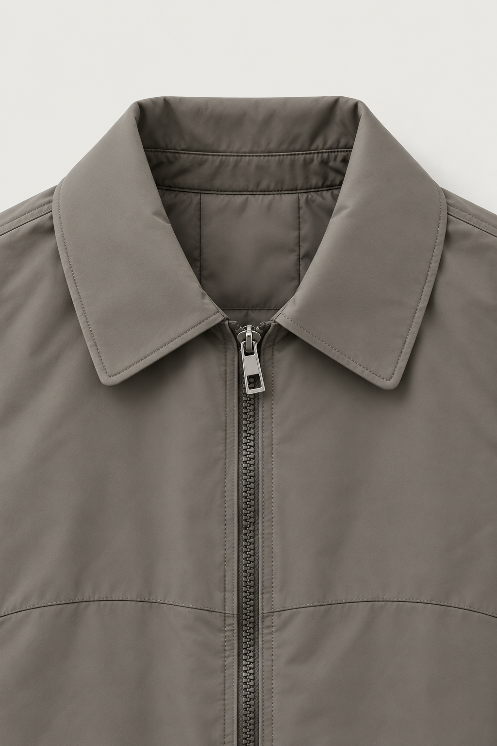 Blouson zippé col chemise gris taupe – détail du col