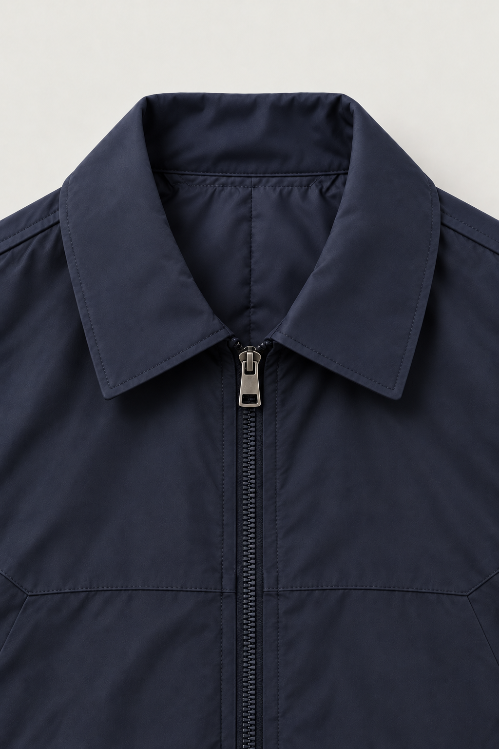 Blouson zippé col chemise bleu marine – détail du col