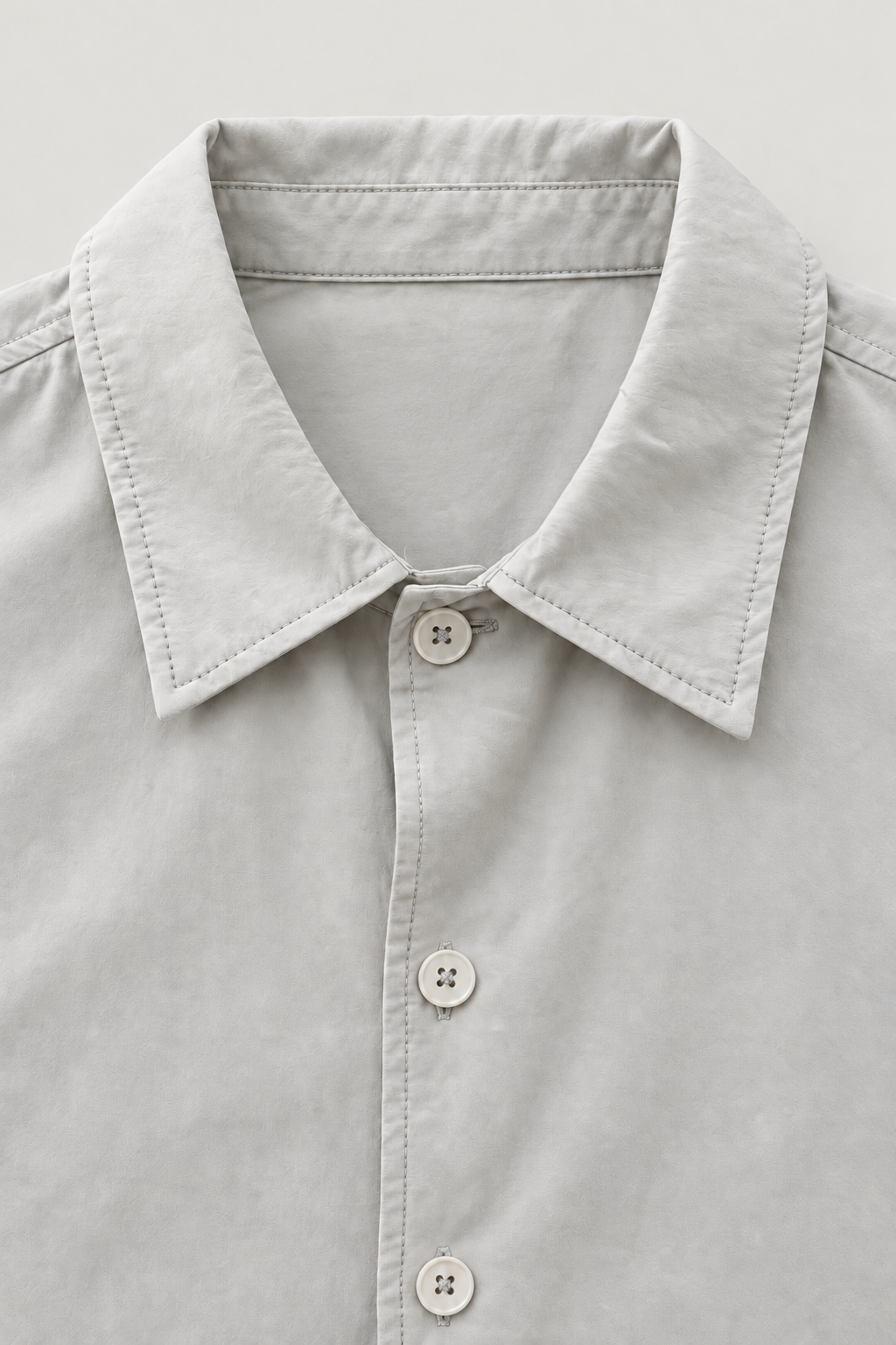 Blouson boutonné col chemise gris clair, détail du col et des boutons